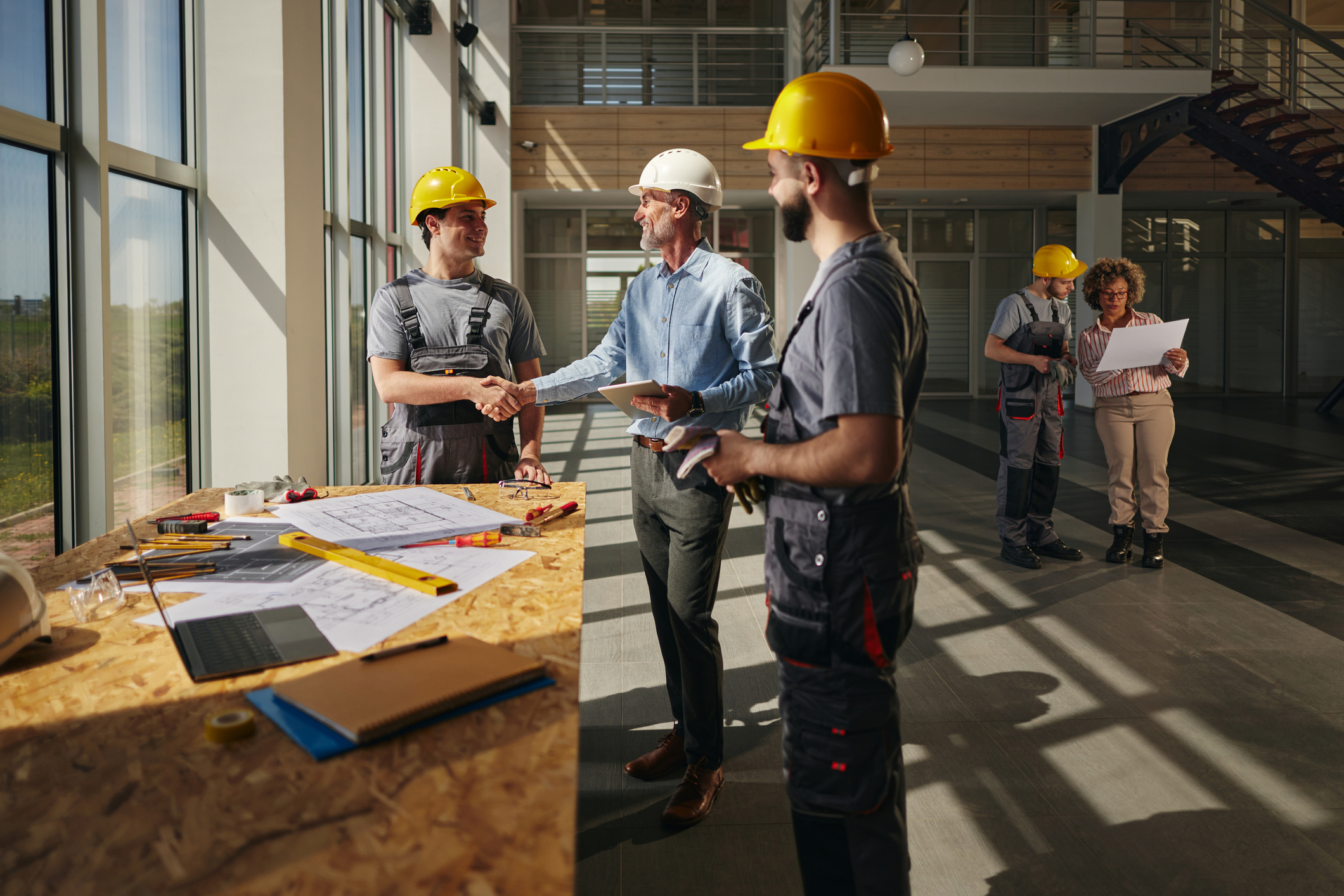 Private inspector meeting with commercial contractors on a job site